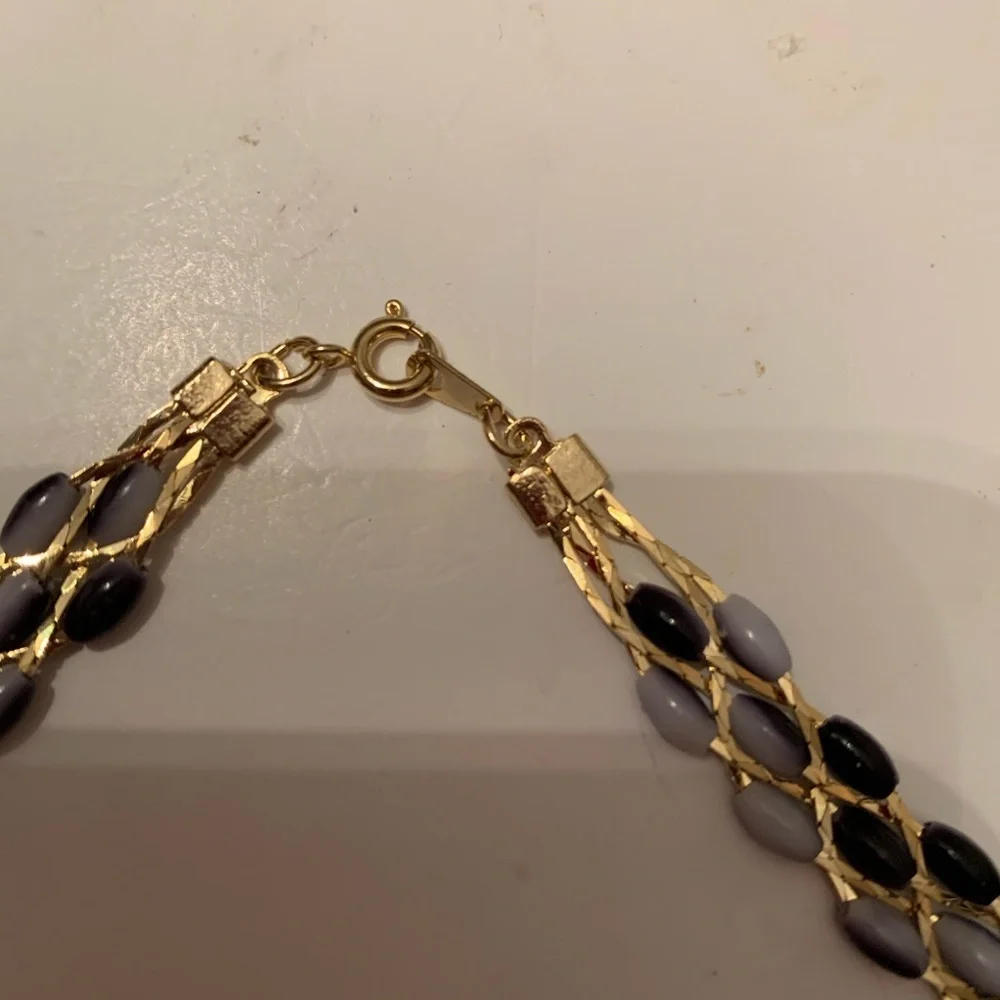 Beautiful 18” necklace in grey, black and gold - Picture 3 of 6